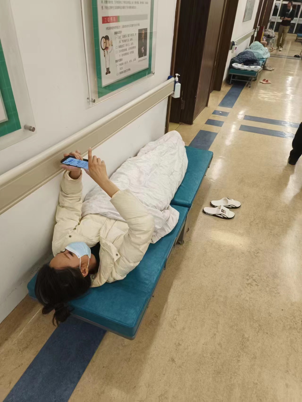 醫院陪護床"告急",陪護家屬面臨無處可睡的困境